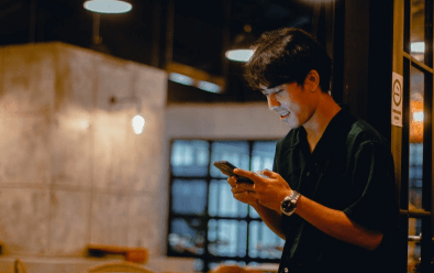 A boy operate mobile.